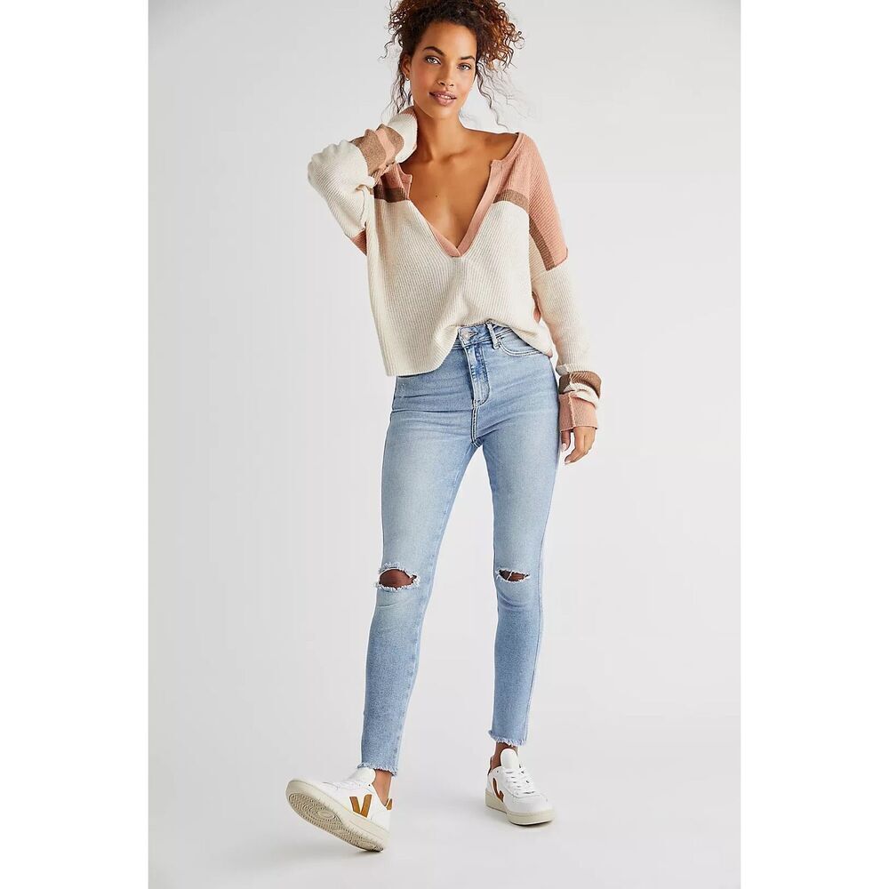 ✨We the Free Raw Hem Skinny Distressed Light Wash Sz 25 Jeans✨